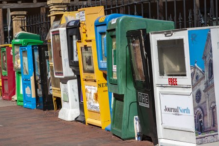 Typische krant dispensers